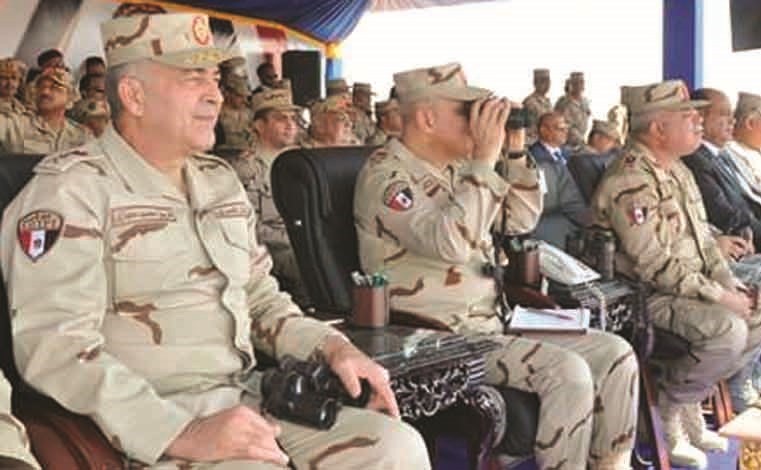 صورة مركبة لوزير الدفاع يتابع المناورة من الصفحة الرسمية للمتحدث العسكري للقوات المسلحة على الفيس بوك﻿