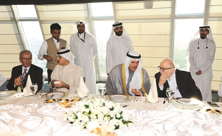 الشيخ سلمان الحمود خلال مأدبة غداء أقامها على شرف ضيوف الوزارة من رجال الإعلام والصحافة ومندوبي القنوات والمواقع الإخبارية من الدول الخليجية والعربية الشقيقة والعالمية الصديقة﻿
