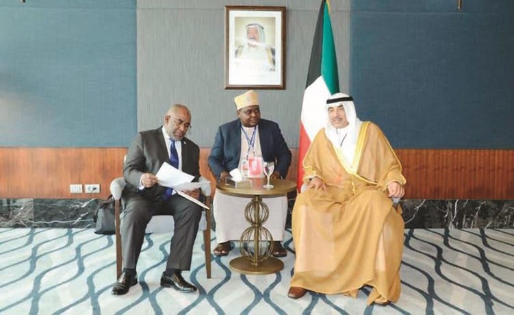الشيخ صباح الخالد خلال لقائه مع رئيس جمهورية جزر القمر﻿