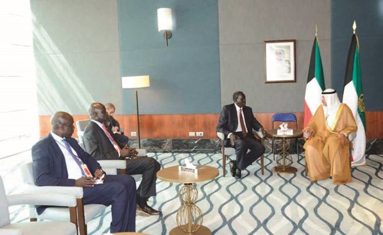 الشيخ صباح الخالد خلال لقائه مع وزير خارجية جمهورية جنوب السودان﻿
