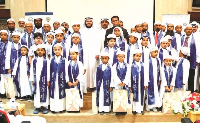 السفير السريلانكي ومسؤولو اللجنة يتوسطون المحتفى بهم﻿