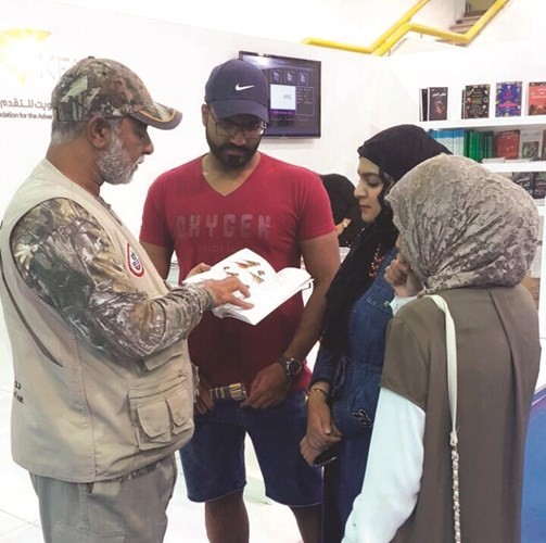 فريق رصد وحماية الطيور في معرض الكتاب