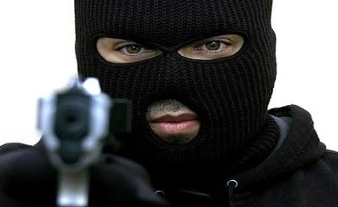 بالفيديو .. لص اضحوكة يثير سخرية النشطاء لخطأه في إصابة ضحيته بعد إطلاقه 6 رصاصات