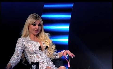 بالفيديو.. فنانه لبنانية تشترط لاستضافتها ان تظهر بـ "المايوه" اثناء اللقاء !