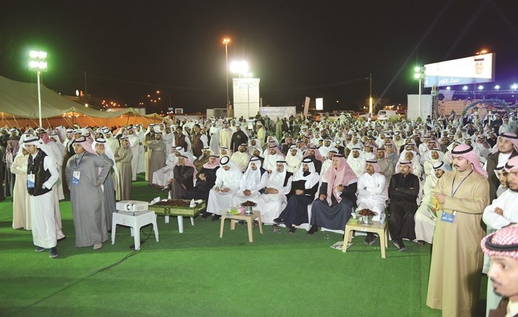الناخبون يستمعون لمرشح الدائرة الرابعة النائب السابق سلطان اللغيصم﻿