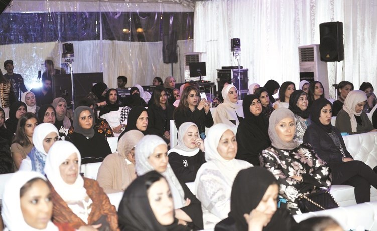 الناخبات يستمعن إلى حديث مرشح الدائرة الأولى النائب السابق احمد القضيبي﻿