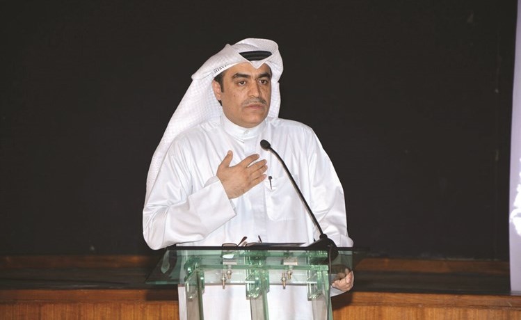 مرشح الدائرة الثانية المحامي خالد العنزي متحدثا في الندوة﻿
