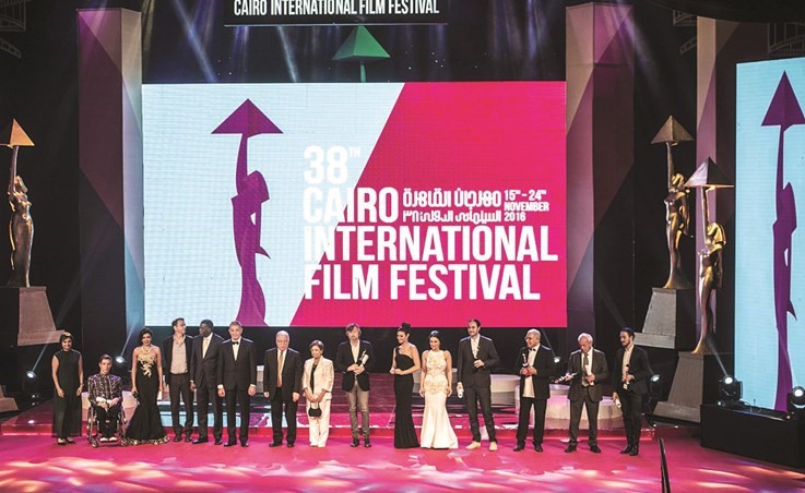 فستان إلهام شاهين وإطلالة فيفي عبده مع ابنتها ودموع الفخراني مسك ختام مهرجان القاهرة السينمائي
