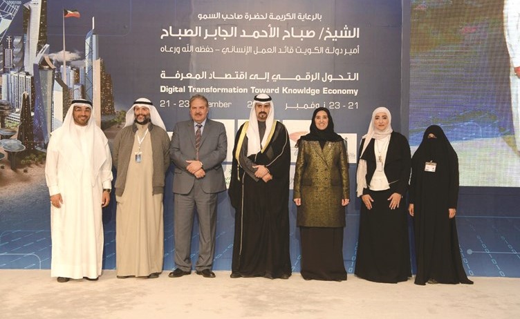 الشيخ مشعل الجابر والشيخة عايدة سالم العلي وعدد من المشاركين في ختام الملتقى﻿