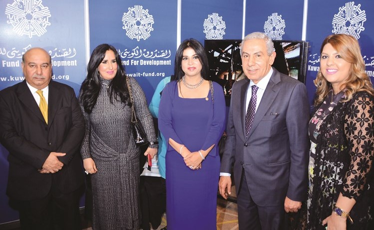 م.طارق قابيل والسفير محمد صالح الذويخ وحرمه ومنى العياف وأميرة الكندري في جناح صندوق التنمية ﻿