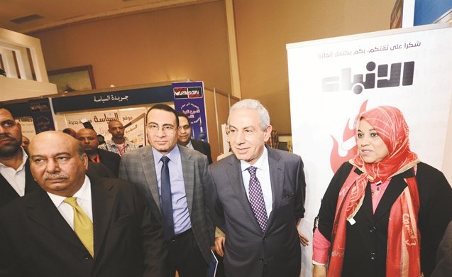  وزير التجارة والصناعة المصري م.طارق قابيل والسفير محمد صالح الذويخ والزميلة هناء السيد في جناح الأنباء﻿