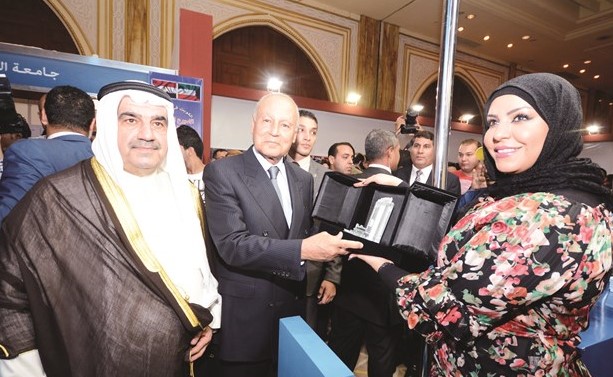 تكريم أحمد أبوالغيط من مديرة العلاقات في التأمينات فاطمة الناصر﻿