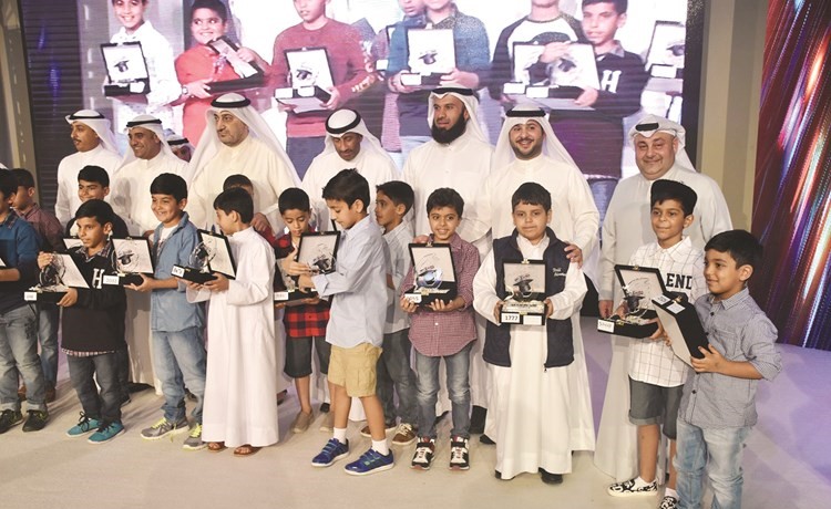 الفارسي مع عدد من الطلبة المكرمين﻿