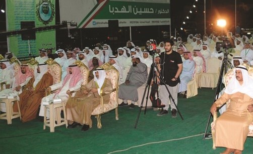 متابعة من الحضور لحديث مرشح الدائرة الخامسة د. حسين الهدبا﻿