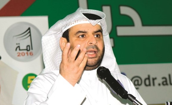 مرشح الدائرة الخامسة د. حسين الهدبا متحدثا في الندوة ﻿