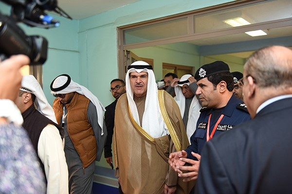 الشيخ سلمان الحمود خلال جولته التفقدية في مدرسة محمد حسن الموسوي (الدائرة-الأولى)