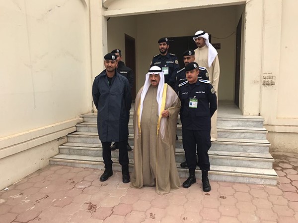  سمو الشيخ ناصر المحمد عند ادلائه بصوته في الدائرة الثانية