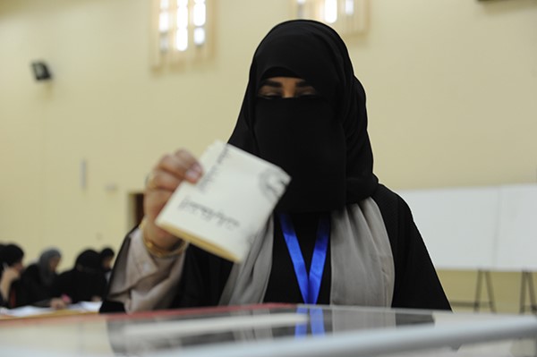   احدى الناخبات عند الإدلاء بصوتها