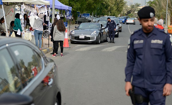 "الداخلية" تنظم المرور وتزيل السيارات المخالفة أمام المقار الانتخابية