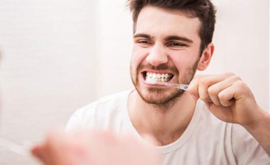 كيف ترتبط الأسنان بمشكلات الضعف الجنسي عند الرجال