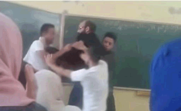 بالفيديو .. مشاجرة عنيفة بين أستاذ عربي وتلميذ داخل الفصل