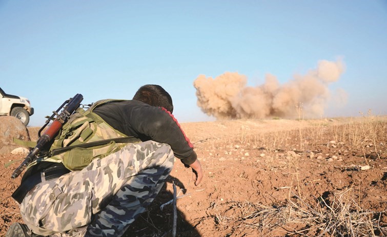 جندي من الجيش السوري الحر خلال عملية تفجير ألغام زرعها داعش في بلدة تل اليان شمال حلب 	(ا.ف.ب) ﻿