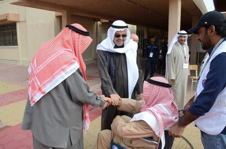 حمد التويجري يرحب بأحد كبار السن﻿