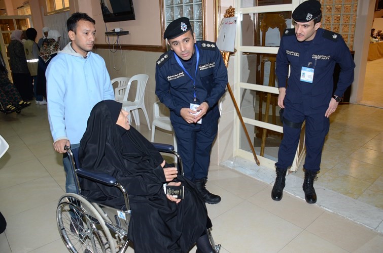 رجال الأمن ومساعدة لإحدى كبيرات السن﻿