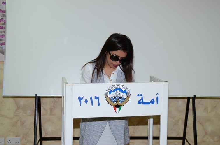 ناخبة تدلي بصوتها﻿