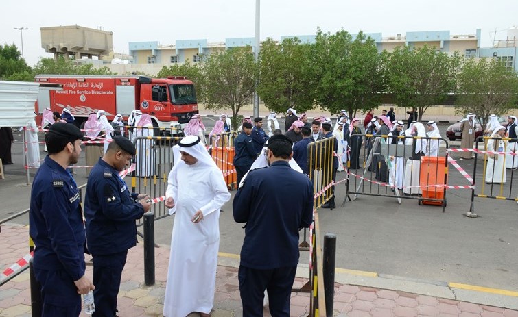 توافد جموع الناخبين على إحدى اللجان الانتخابية للمشاركة في الاقتراع﻿