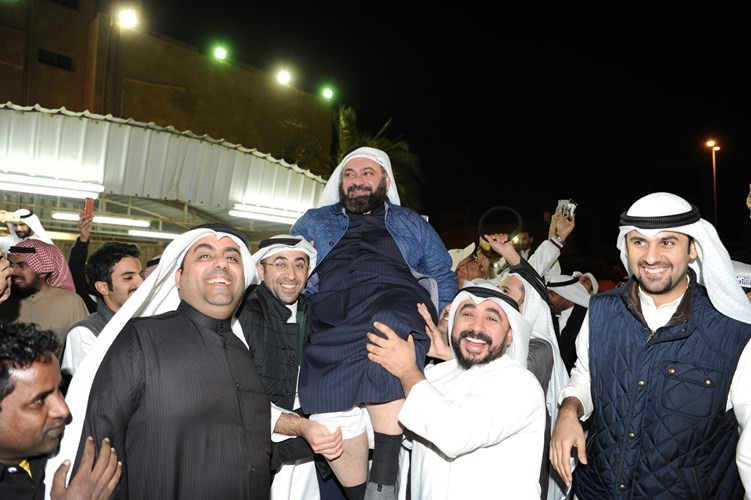 د.وليد الطبطبائي محمولا على الاكتاف بعد فوزه بالانتخابات	(قاسم باشا)﻿
