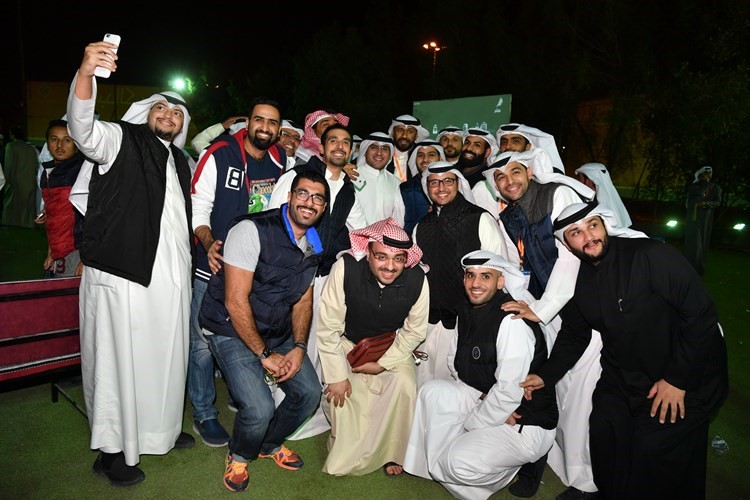 د. عبدالكريم الكندري محتفلا بالفوز بين ناخبيه﻿