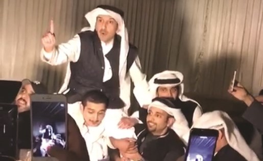 عبدالوهاب البابطين محتفلا بالفوز مع مناصريه بعد حصوله على المركز الاول في الدائرة الثالثة﻿