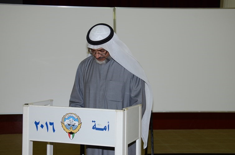 أحد كبار السن يدلي بصوته﻿