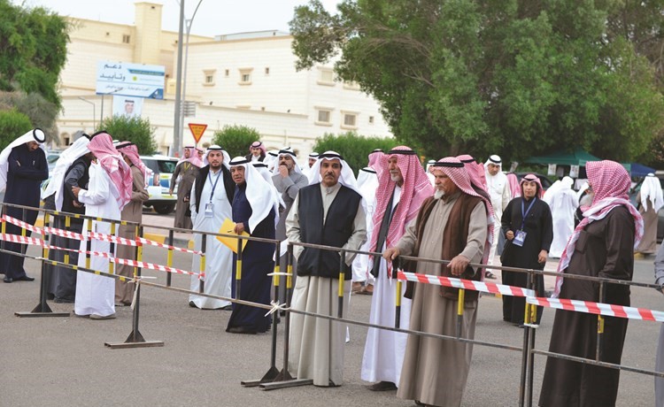 مرزوق الخليفة بين عدد من الناخبين﻿