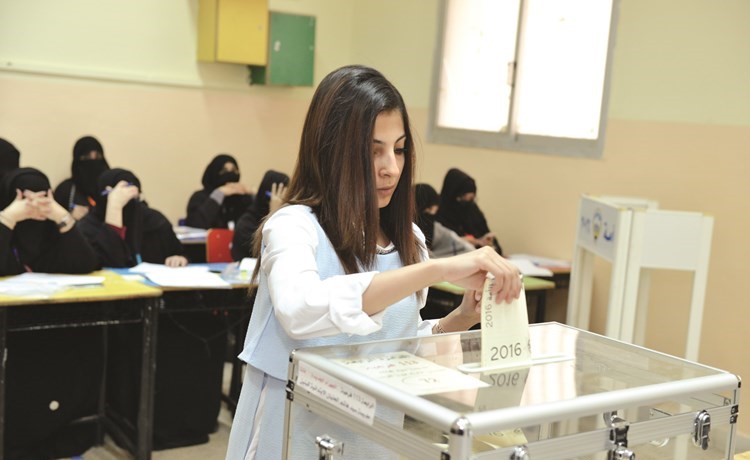 احدى الناخبات تدلي بصوتها﻿
