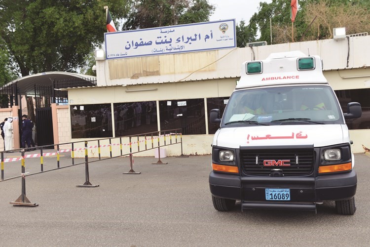 عربة اسعاف خارج احدى اللجان﻿