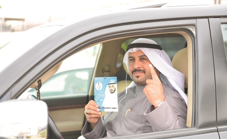 احد الناخبين بعد الإدلاء بصوته﻿