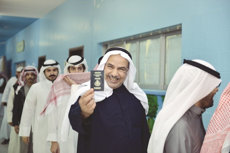 احد الناخبين بعد ادلائه بصوته﻿