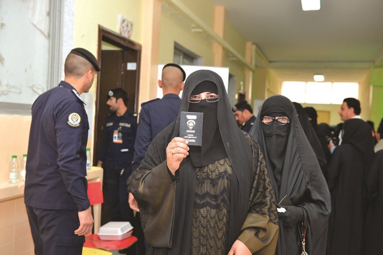 مواطنة فرحة بعد الادلاء بصوتها﻿