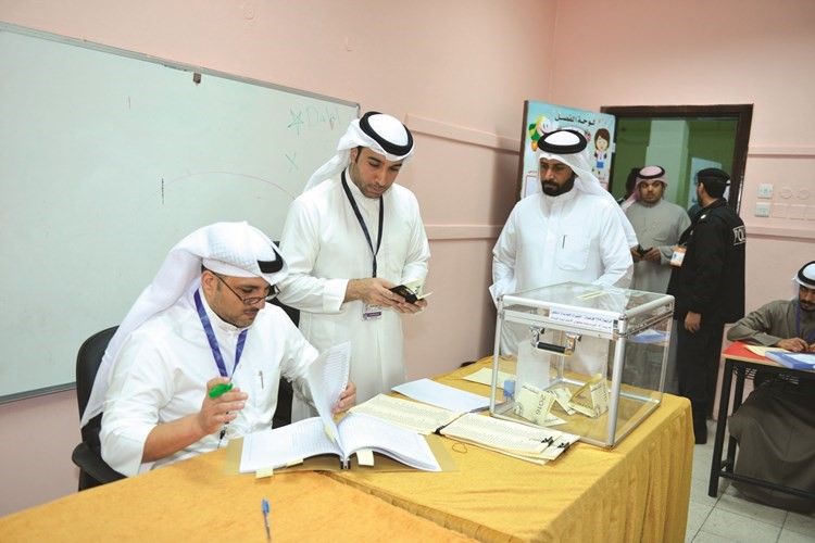 جانب من العملية الانتخابية داخل احدى اللجان﻿