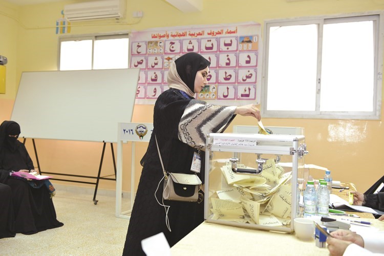 احدى الناخبات تمارس حقها الانتخابي﻿