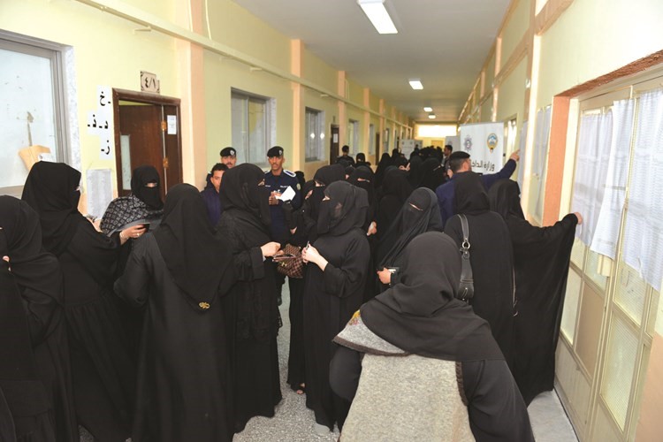 إقبال نسائي على عملية التصويت﻿