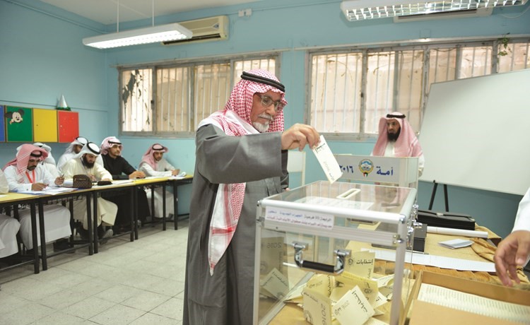 أحد كبار السن يدلي بصوته﻿