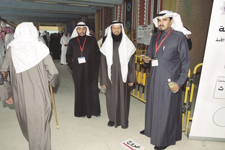 د. أحمد مطيع متفقدا إحدى اللجان﻿