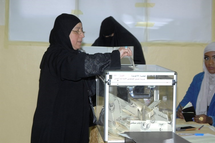ناخبة تدلي بصوتها﻿
