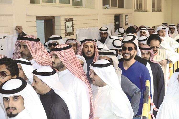 زحام من الناخبين في انتظار التصويت﻿