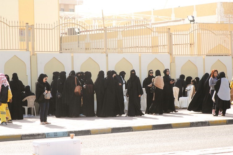 طابور نسائي طويل في إحدى اللجان الانتخابية﻿
