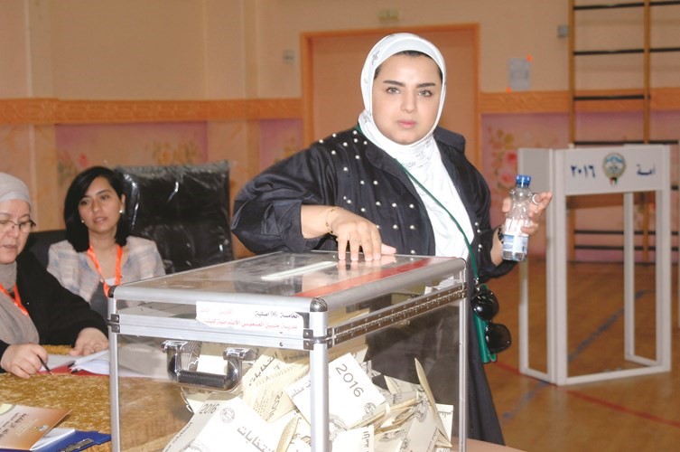 ناخبة تدلي بصوتها﻿