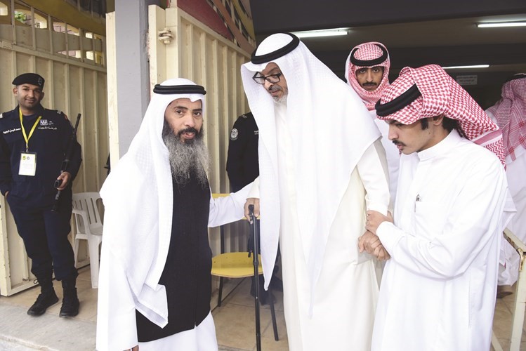 نايف المرداس يساعد أحد الناخبين كبار السن﻿